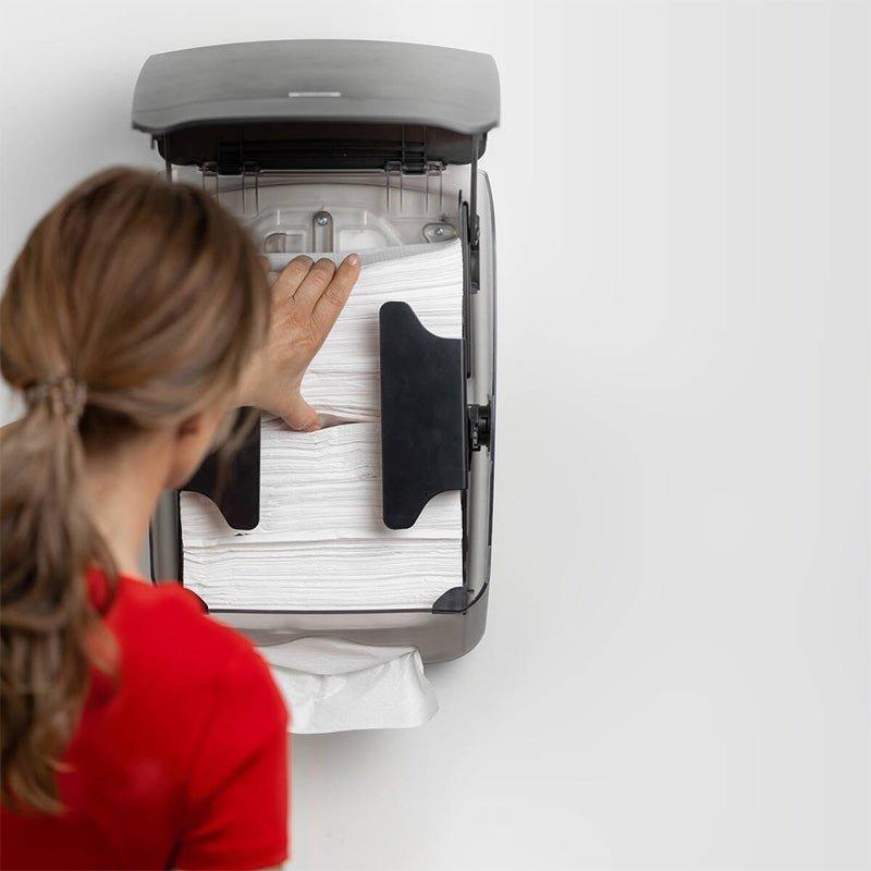 Dispenser Katrin Håndklædeark M - L 14.2x B 30.1x H44.5 cm - Plast Hvid - Sikkerhedsgiganten Dispenser