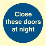Sign IMO Close these doors at night 106117 - Sikkerhedsgiganten